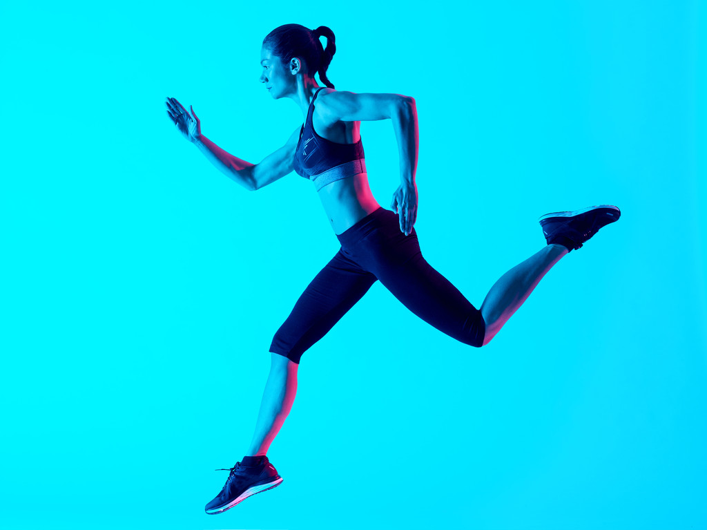 жінка бігунка біжить ізольовано
 - Фото, зображення