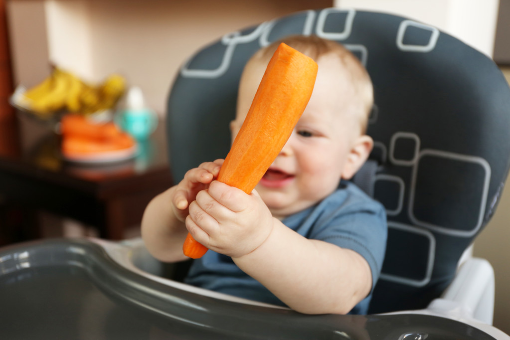 Малыш держит морковку
   - Фото, изображение