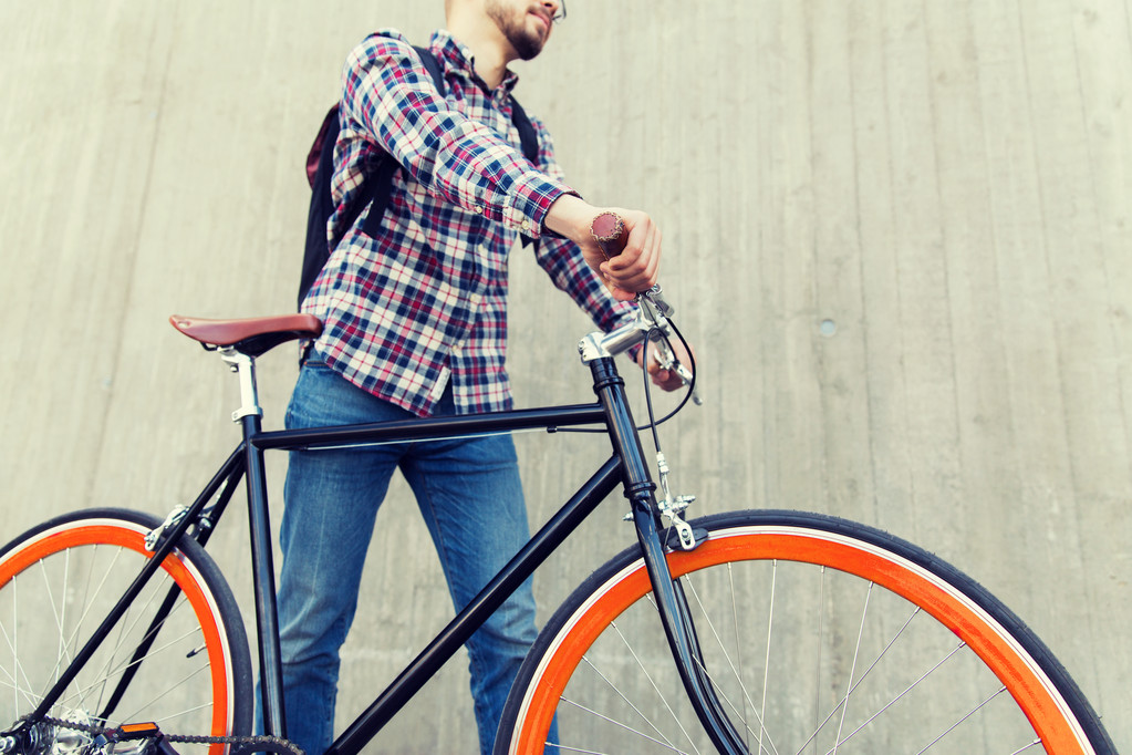 hipster hombre con bicicleta de engranaje fijo y mochila
 - Foto, Imagen