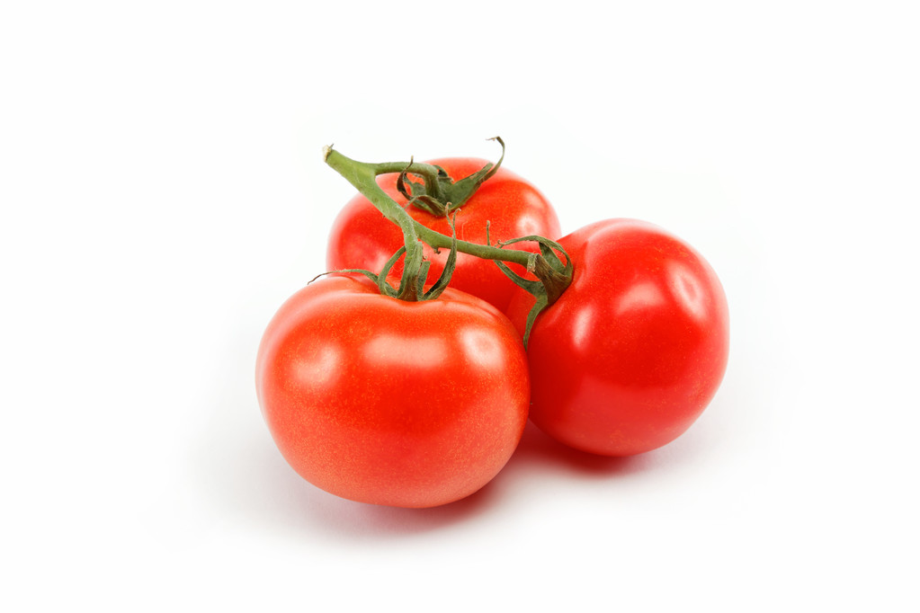 verse tomaat, geïsoleerd op wit. - Foto, afbeelding
