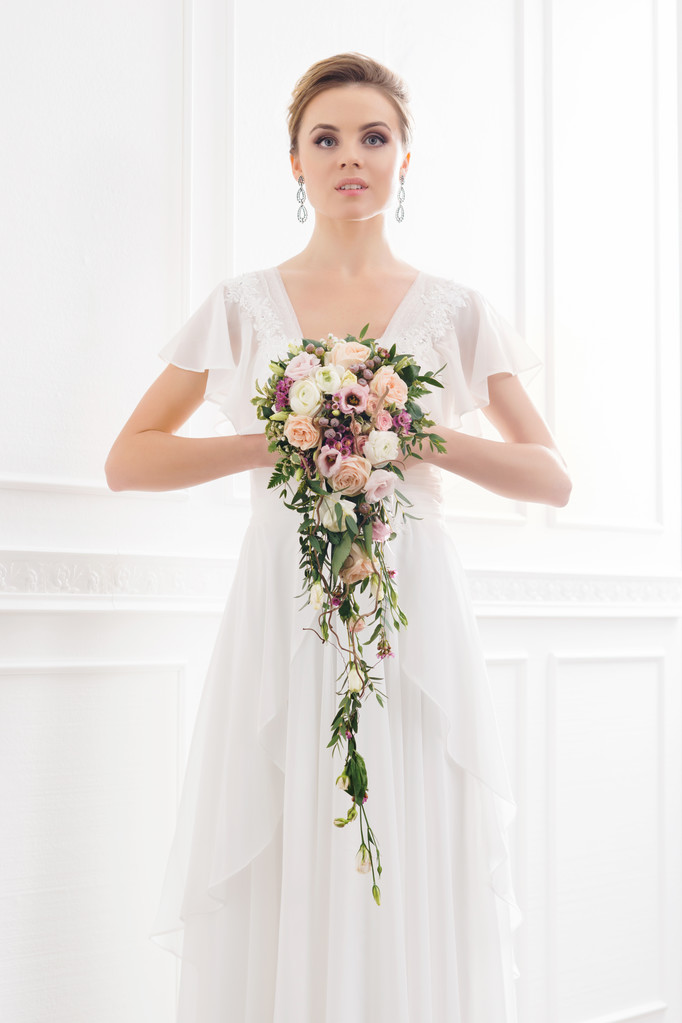 krásná nevěsta s kyticí - Fotografie, Obrázek