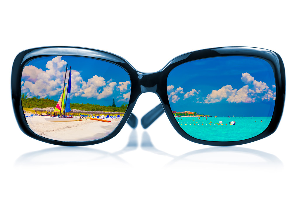 Сонцезахисні окуляри, що відображають тропічний пляж
 - Фото, зображення
