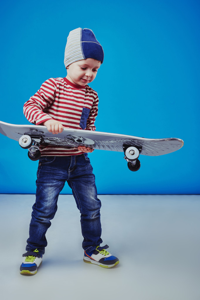 Щасливий хлопчик катається на скейті
 - Фото, зображення