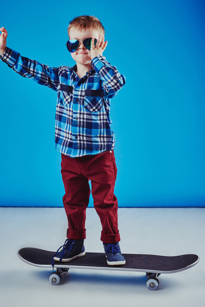 Ευτυχισμένο αγόρι ιππασίας skateboard - Φωτογραφία, εικόνα