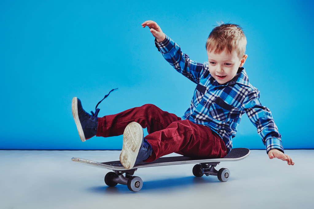 glücklicher Junge beim Skateboardfahren - Foto, Bild