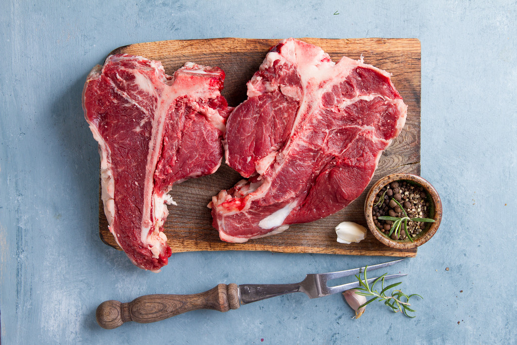 Dikke ruwe T-bone steak met kruiden - Foto, afbeelding