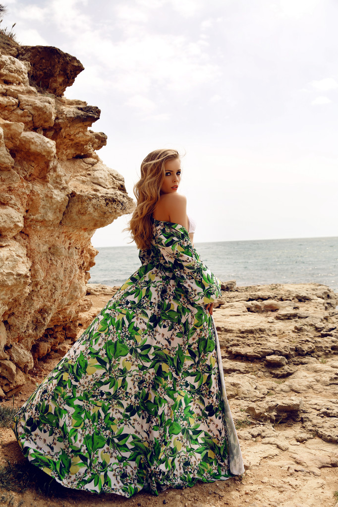 upea nainen vaaleat hiukset tyylikäs mekko poseeraa rannalla
   - Valokuva, kuva