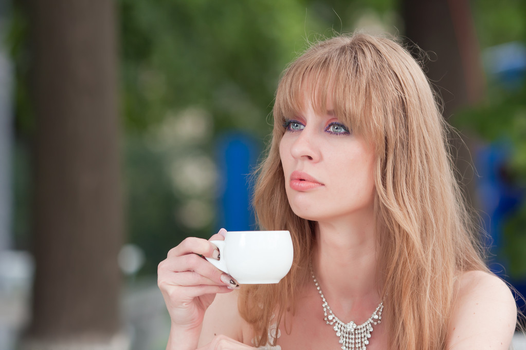 La femme avec une tasse de café
 - Photo, image