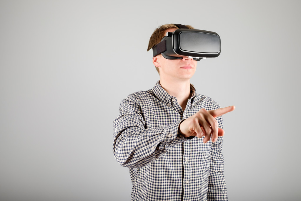 Mies käyttää virtuaalitodellisuus lasit
 - Valokuva, kuva