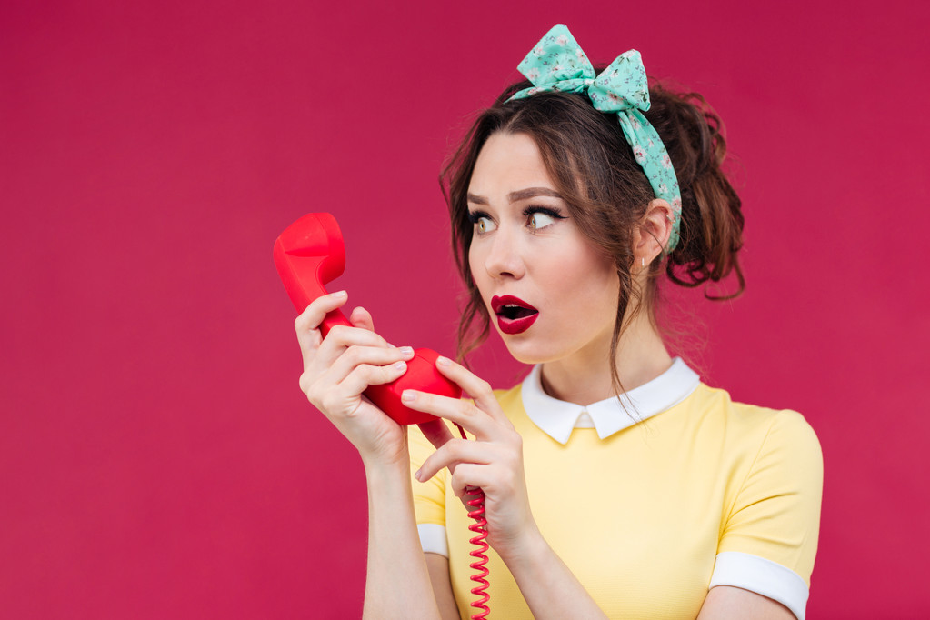 Erstaunt schockierte junge Frau telefoniert mit rotem Empfang - Foto, Bild