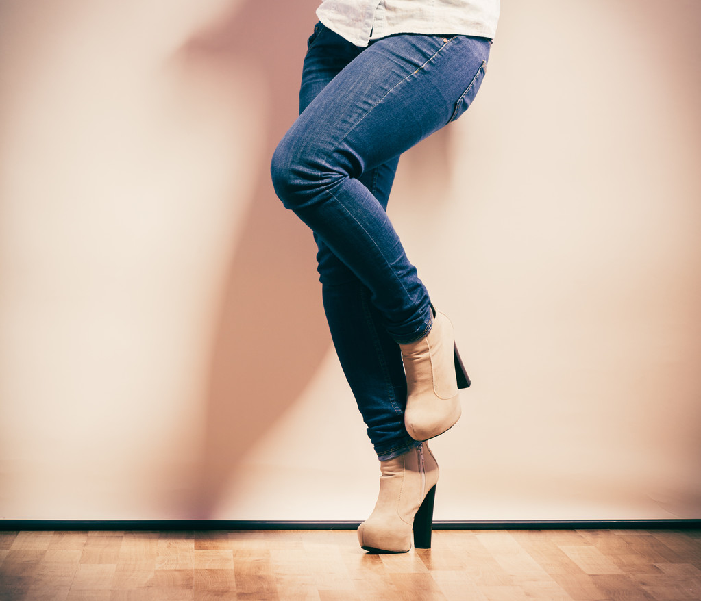 женские ноги в джинсовых брюках туфли на высоких каблуках
 - Фото, изображение