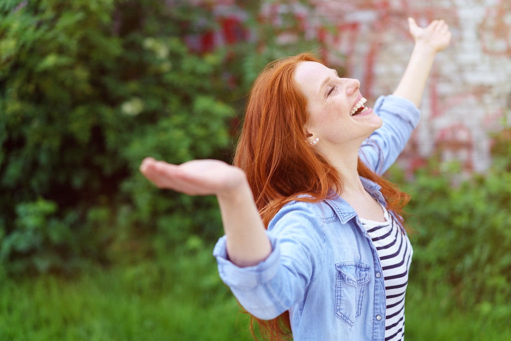 Smějící se mladá rudá žena se na jaře radní - Fotografie, Obrázek