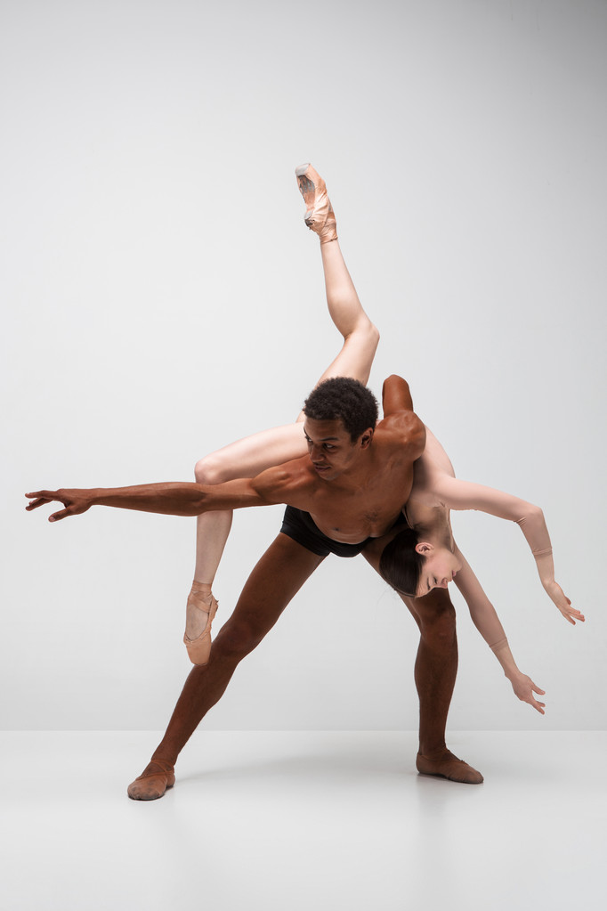 Пара артистів балету позують на сірому фоні
 - Фото, зображення