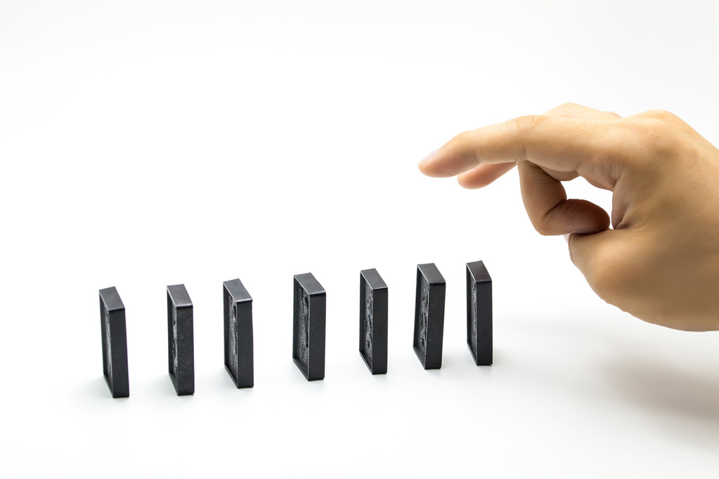 Ruka tlačí Domino izolovaných na bílém pozadí - Fotografie, Obrázek