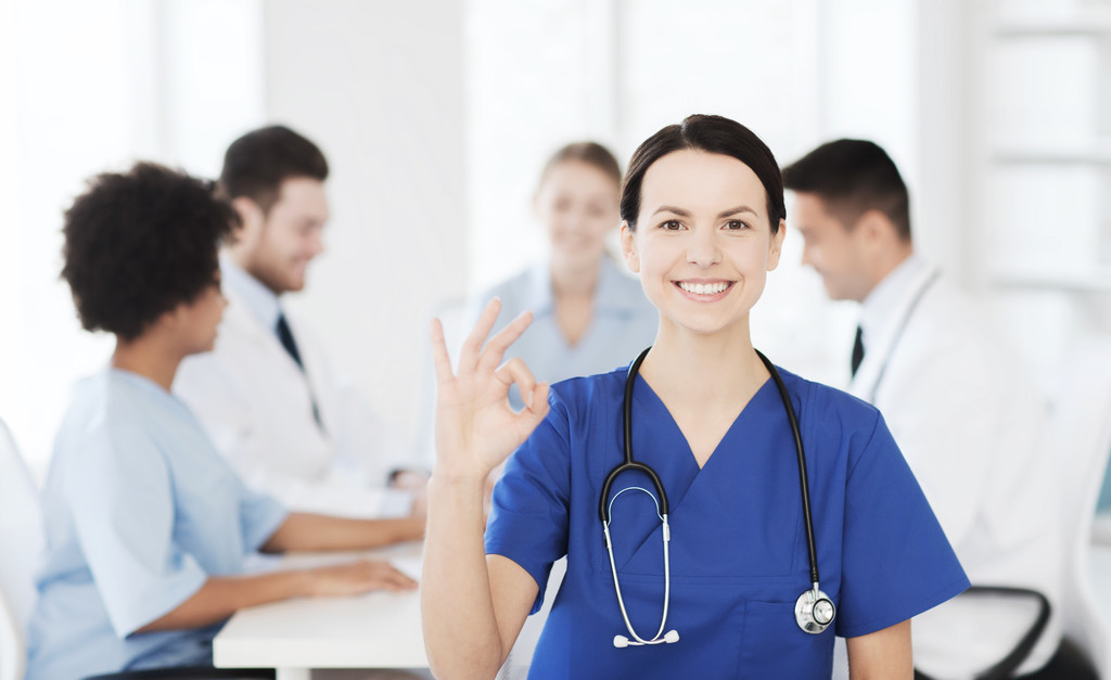 boldog orvos a kórházi orvosok csoportja felett - Fotó, kép