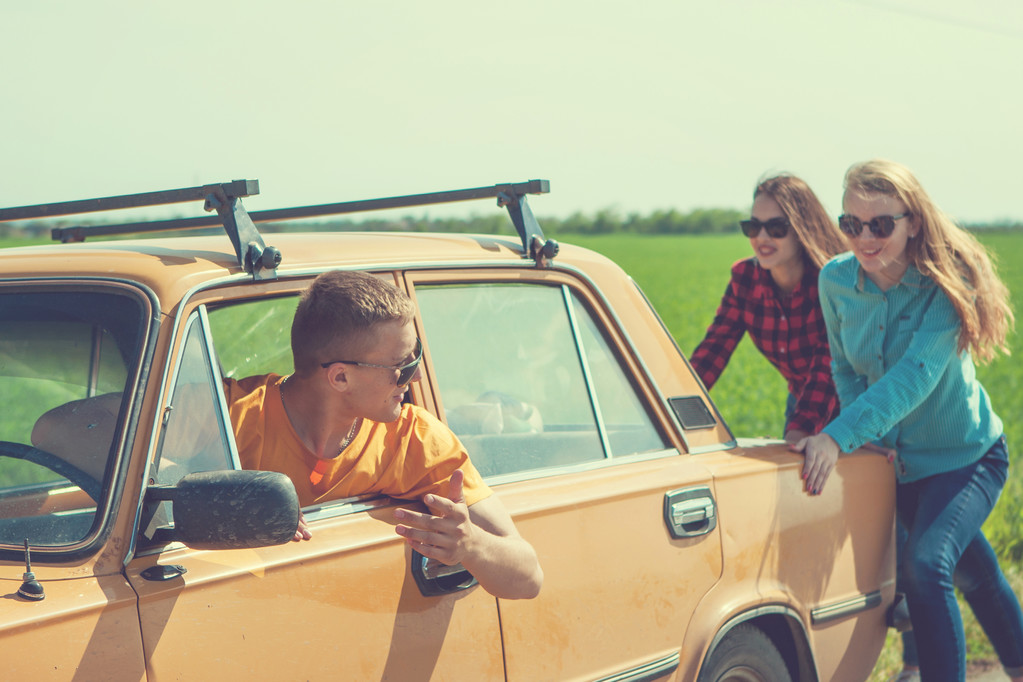 Jóvenes amigos hipster en viaje por carretera en un coche
 - Foto, Imagen