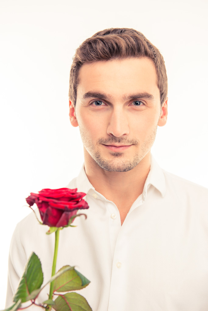 Romantické pohledný muž s červenou růží - Fotografie, Obrázek