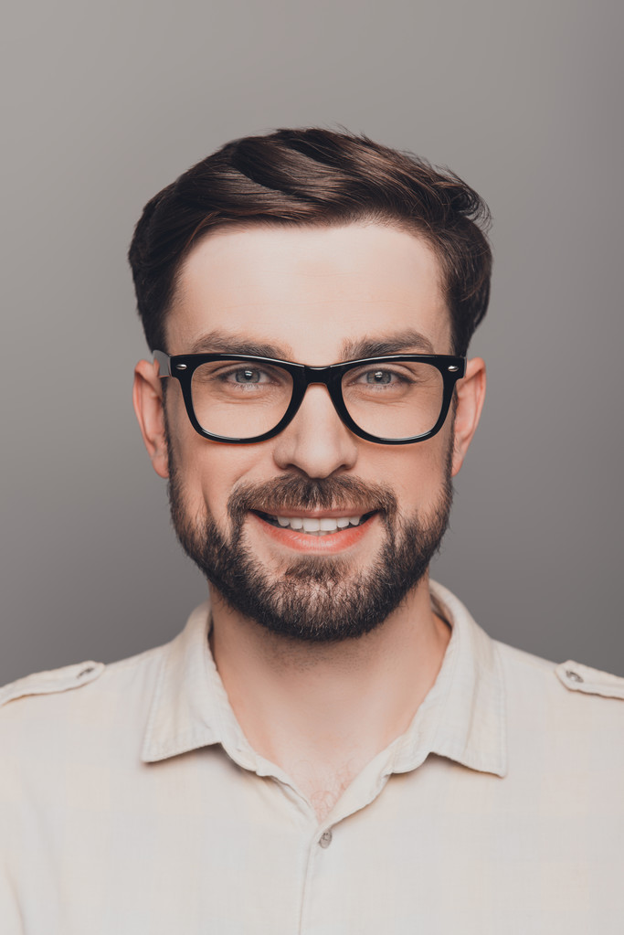 Portrait de jeune homme intelligent souriant heureux dans des lunettes
 - Photo, image