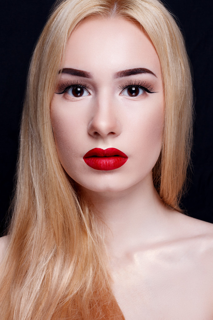 Gyönyörű fiatal modell nő vörös ajkak - Fotó, kép