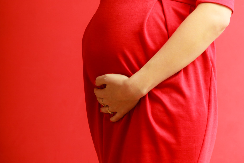  mujer embarazada vistiendo vestido elegante
 - Foto, Imagen