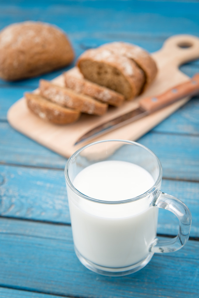 свежее здоровое молоко и хлеб
  - Фото, изображение