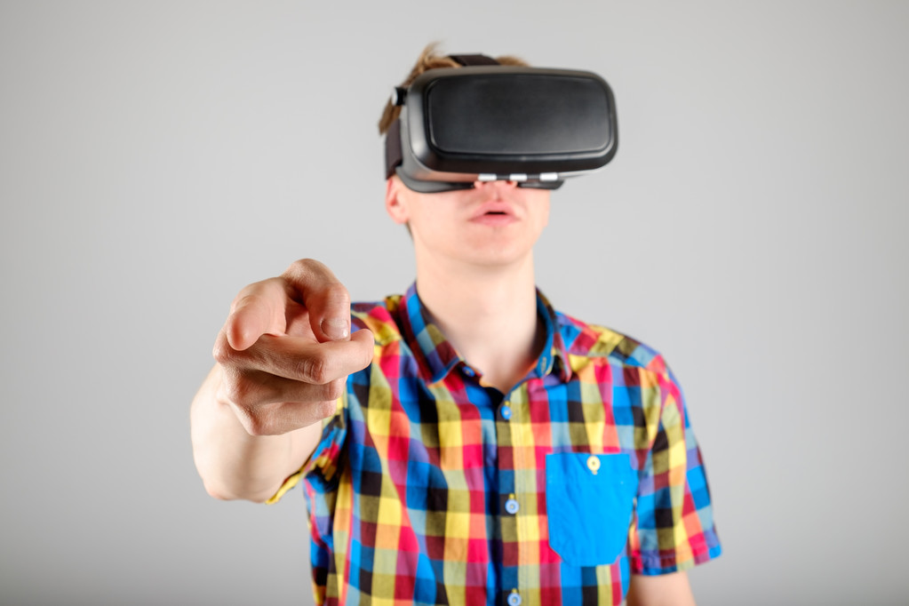 Hombre usando gafas de realidad virtual
 - Foto, imagen