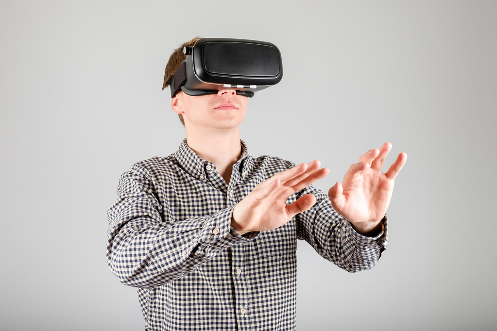 Uomo che utilizza occhiali di realtà virtuale
 - Foto, immagini