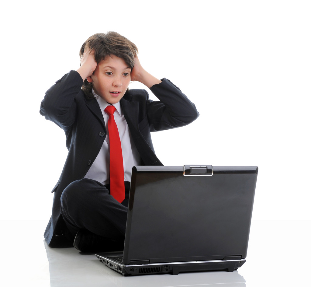 Menino de terno de negócios sentado na frente do computador
 - Foto, Imagem