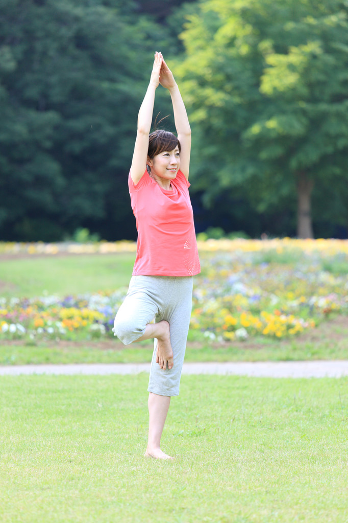 Japonais femme à l'extérieur faisant yoga arbre pose
 - Photo, image