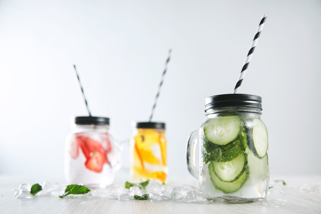 frascos rústicos con limonadas
 - Foto, Imagen