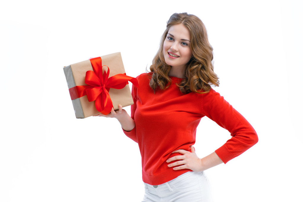 Örömteli nő gazdaság egy ajándék doboz - Fotó, kép