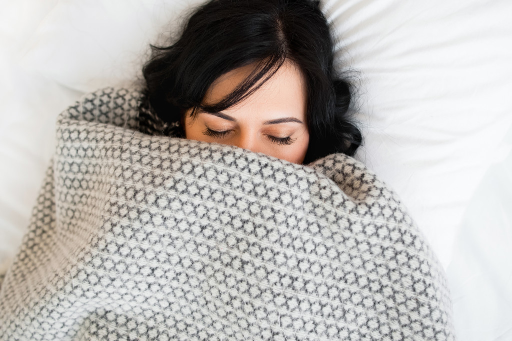 Спящая женщина покрывает лицо одеялом плоским лежал
 - Фото, изображение