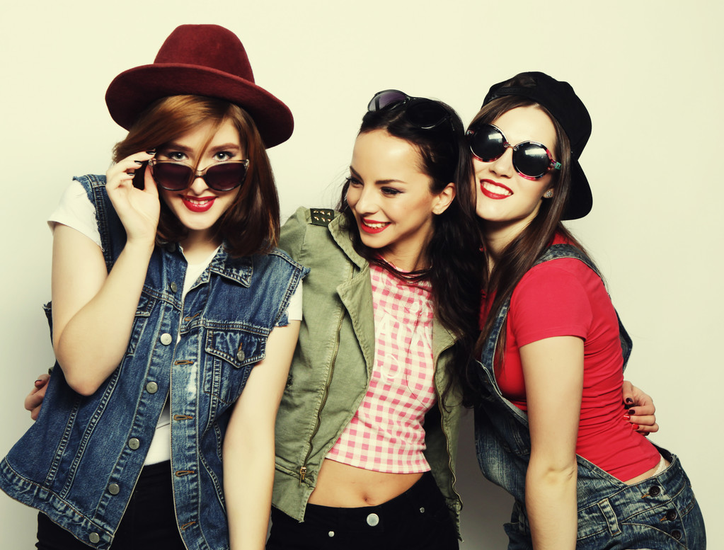 Przyjaciele trzy stylowe hipster sexy dziewczyny. - Zdjęcie, obraz