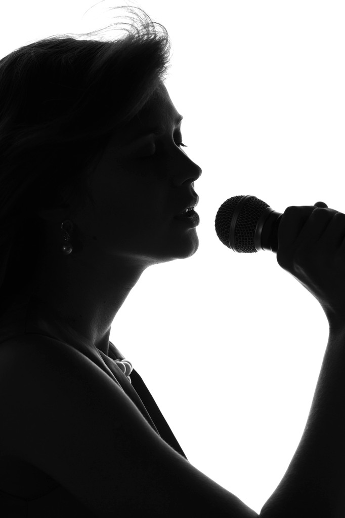 silhouette di una donna che canta con un microfono in mano
 - Foto, immagini