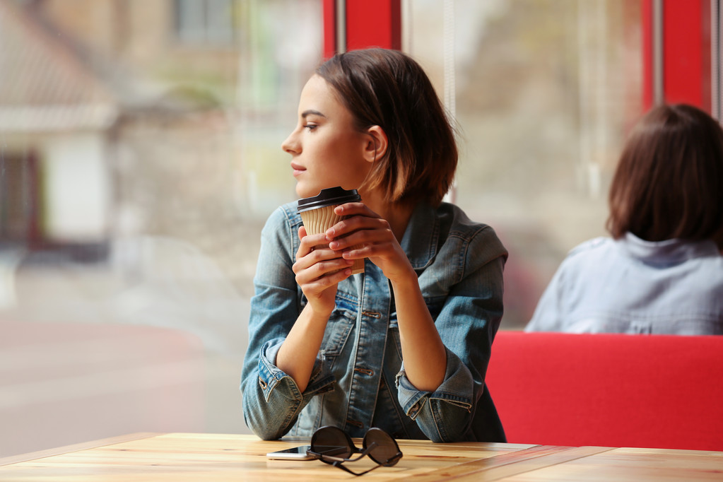 Žena sedí v kavárně - Fotografie, Obrázek