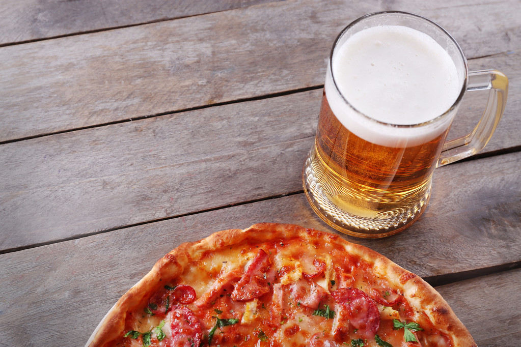 Lezzetli pizza ve bira cam  - Fotoğraf, Görsel