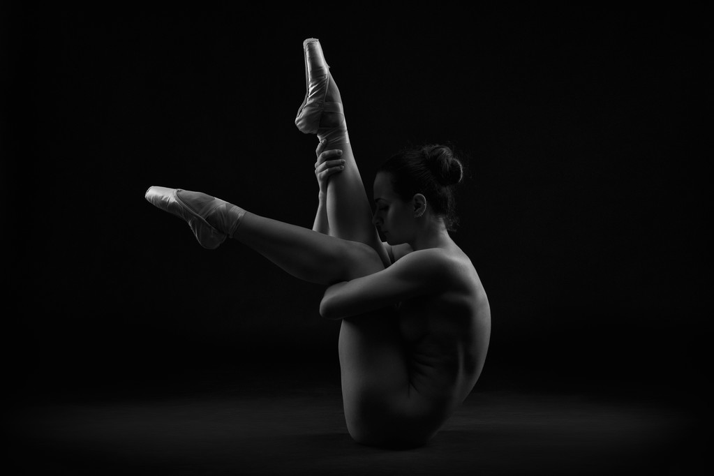 Kunst nackt. perfekte flexible sexy Körper der jungen Frau auf schwarzem Hintergrund - Foto, Bild