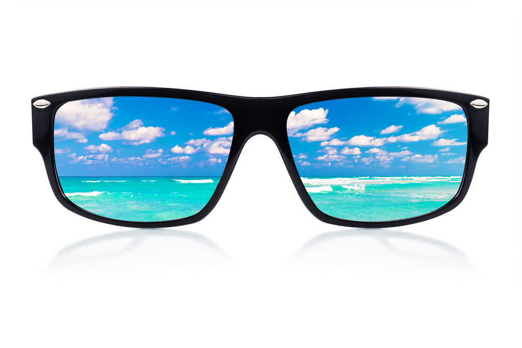 Sonnenbrille mit Spiegelungen des Ozeans - Foto, Bild