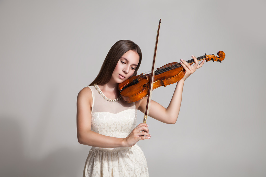 schöne junge Frau spielt Geige - Foto, Bild
