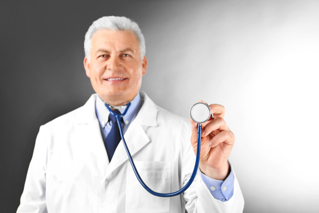 professionele arts met een stethoscoop  - Foto, afbeelding