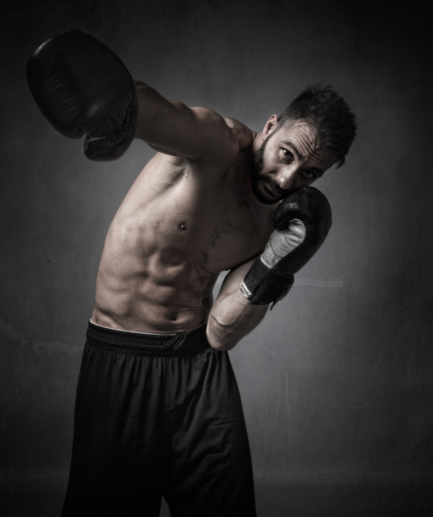 Boxer schlägt mit Handschuhen zu - Foto, Bild