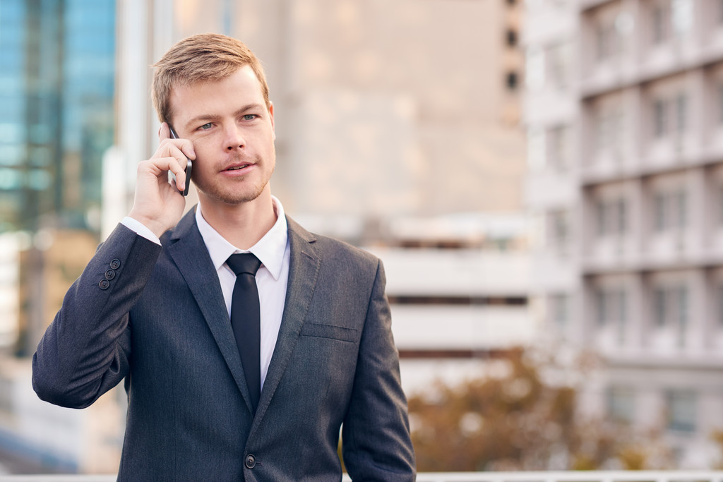 Бизнесмен разговаривает по мобильному телефону в городе
 - Фото, изображение