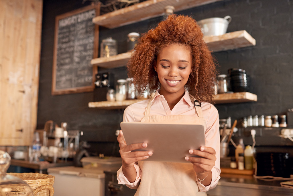 femme utilisant une tablette tout en travaillant dans un café
 - Photo, image