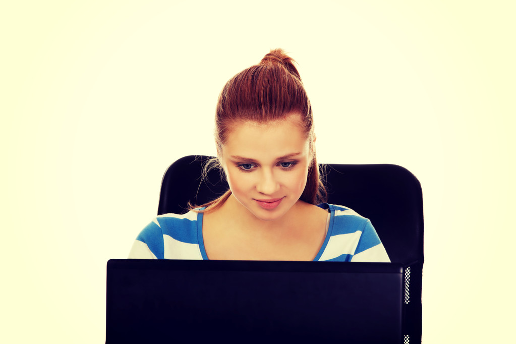 Adolescente sorrindo mulher usando laptop - Foto, Imagem