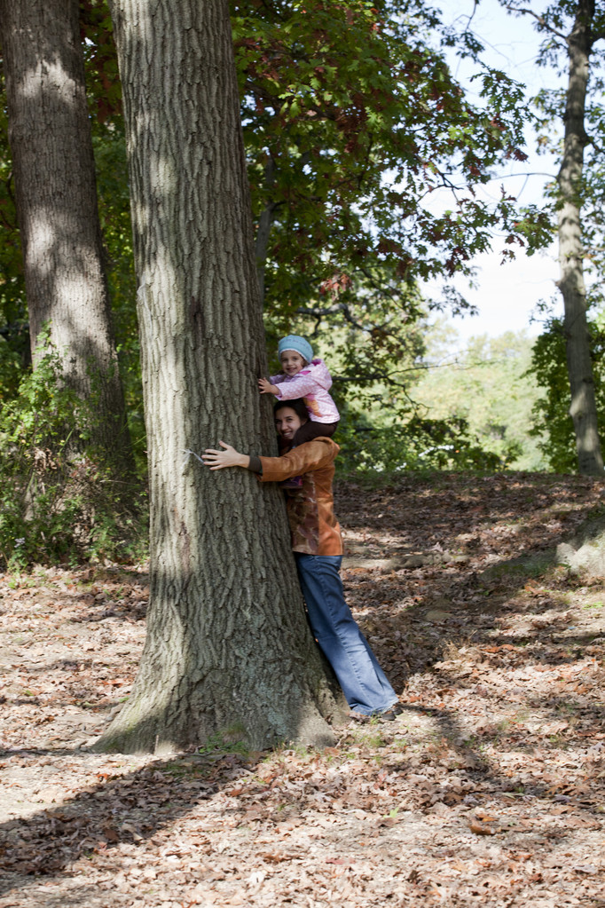 мать и дочь в осеннем парке - Фото, изображение