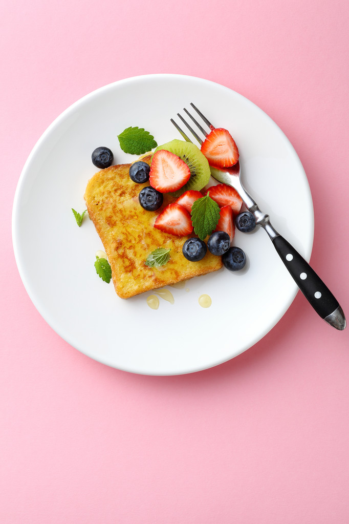 Toast mit Früchten auf rosa Hintergrund - Foto, Bild