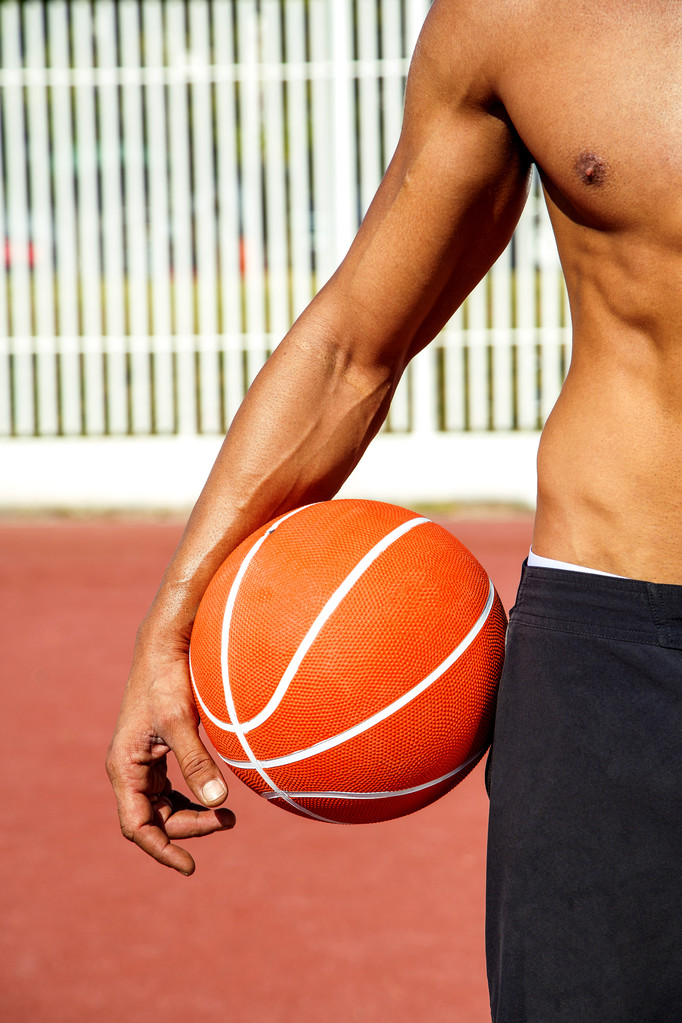 Férfi kosárlabdázik a szabadban - Fotó, kép
