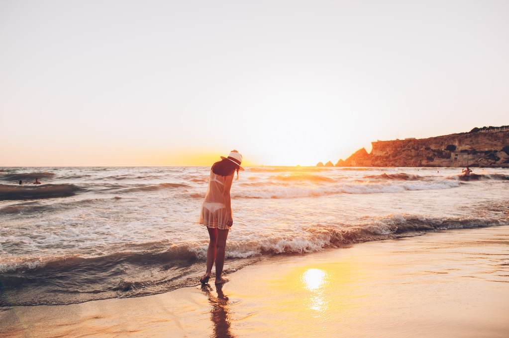  nainen kävelee pitkin rantaa
 - Valokuva, kuva