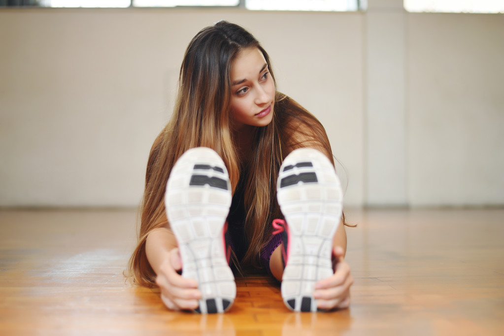 Портрет спортсменки молодой женщины в спортзале
.  - Фото, изображение