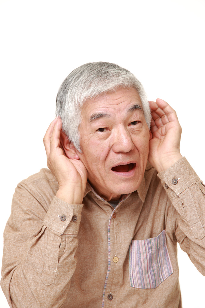 ανώτερος Γιαπωνέζο με το χέρι πίσω από το αυτί ακούει προσεκτικά - Φωτογραφία, εικόνα